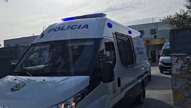 Erion Veliaj del nga paraburgimi i Durrësit, me furgon policie niset drejt Gjykatës Kushtetuese