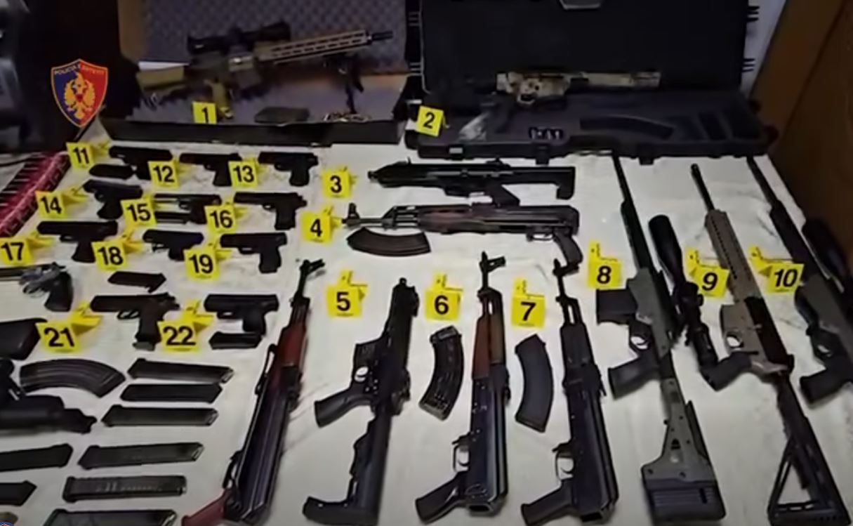 Zbulohet një arsenal armësh në Tiranë, arrestohet 34 vjeçari dhe shpallen në kërkim 2 të tjerë