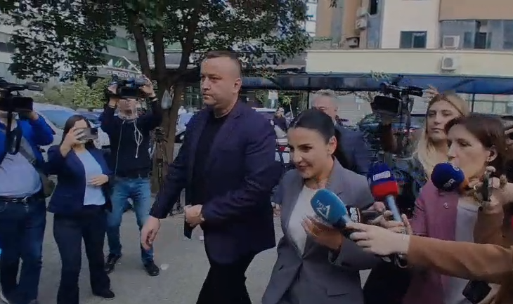 Belinda Balluku mbërrin në SPAK, asnjë koment për gazetarët