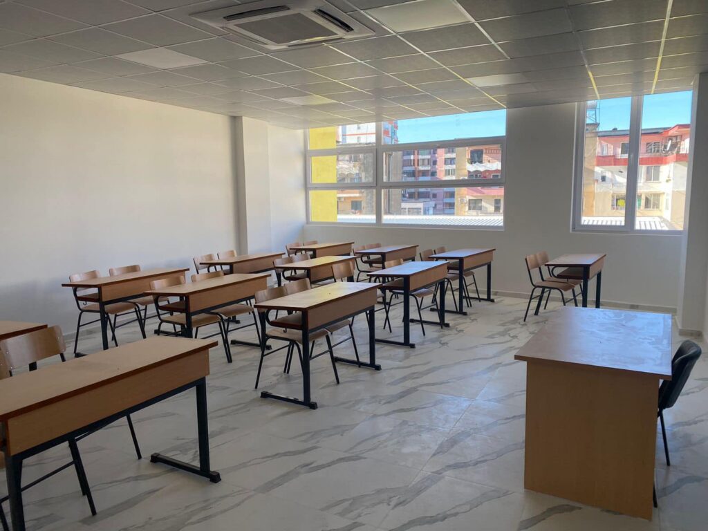 Kushtet sanitare në shkolla: Lagështi, tualete të amortizuara dhe mungesë dokumentacioni