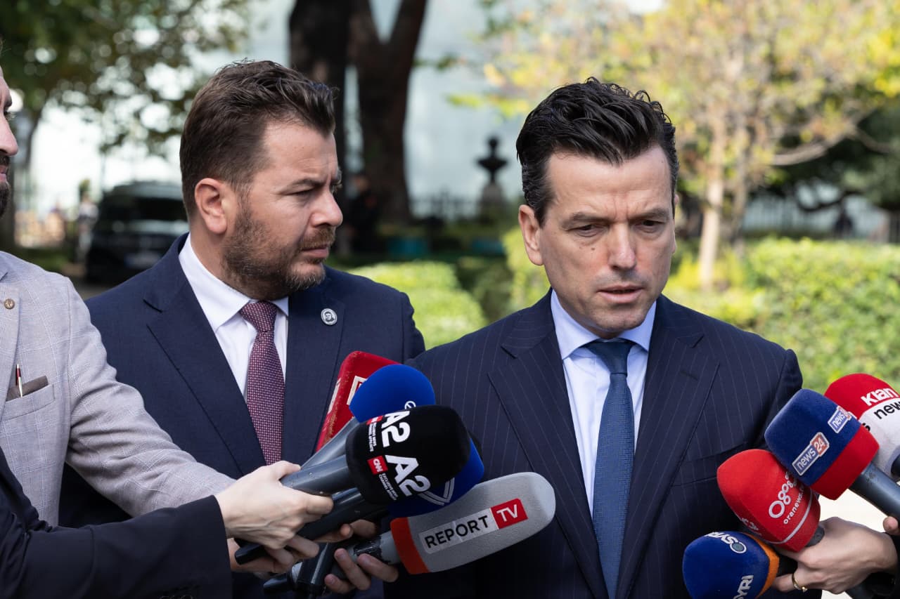 Agron Shehaj: PS-PD bien dakort për të ndryshuar Kushtetutën dhe pastaj bëjnë sikur zihen. Seanca e sotme, farsë!