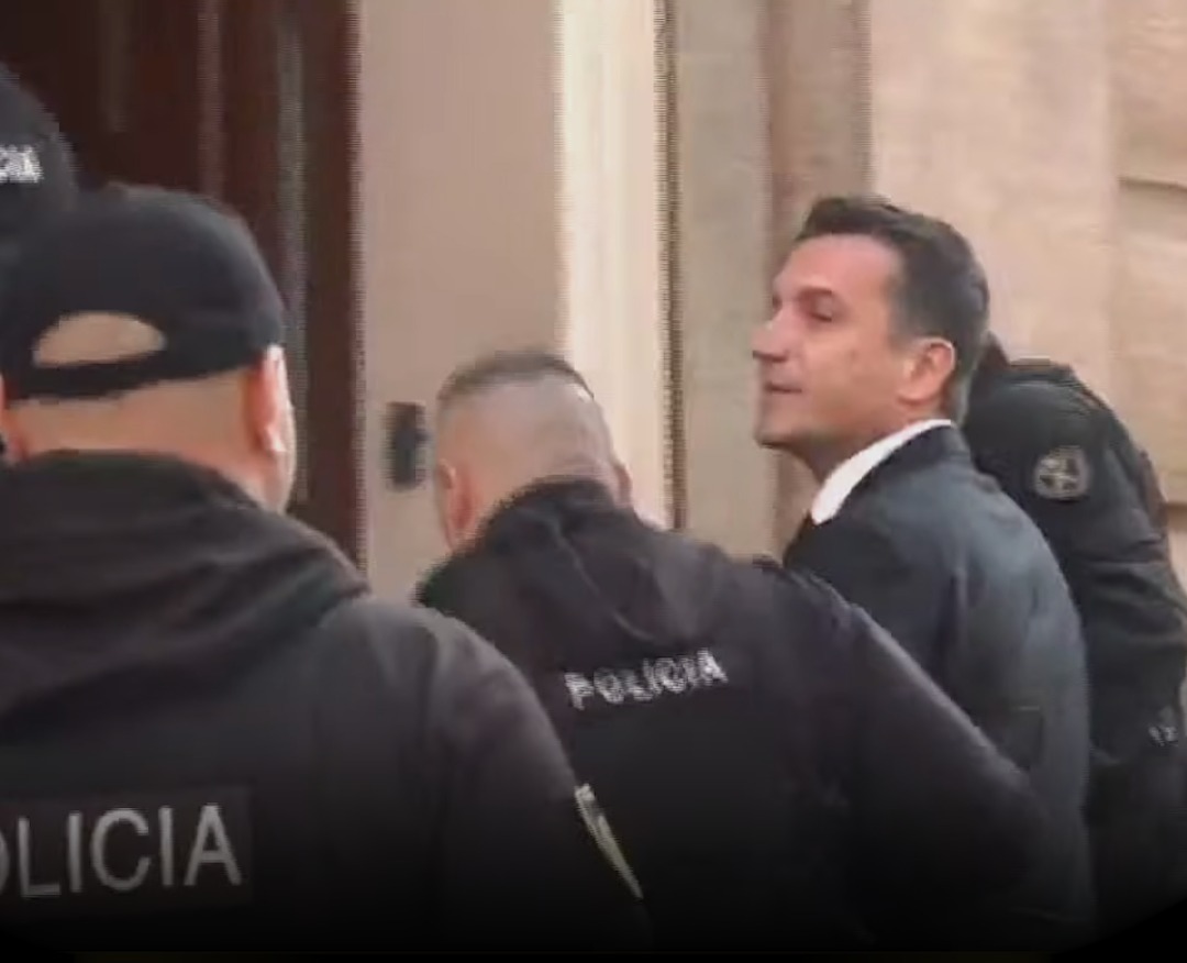 Me pranga në duar, Erion Veliaj mbërrin në Gjykatën Kushtetuese