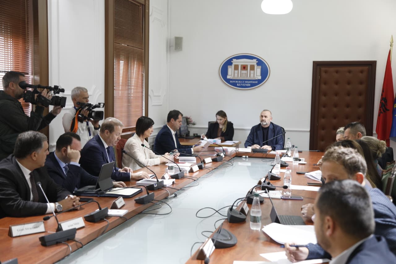 Komisioni i Ligjeve rrëzon kërkesën e PD për shkarkimin e Begajt