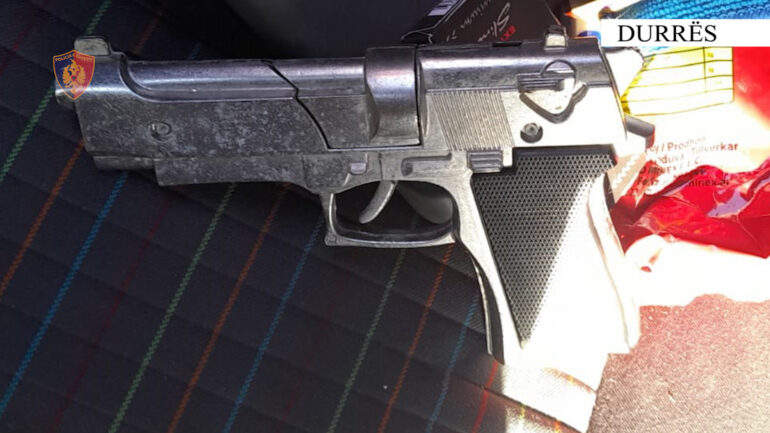 EMRI/ I drejtoi armën policit, arrestohet 46 vjeçari në Durrës