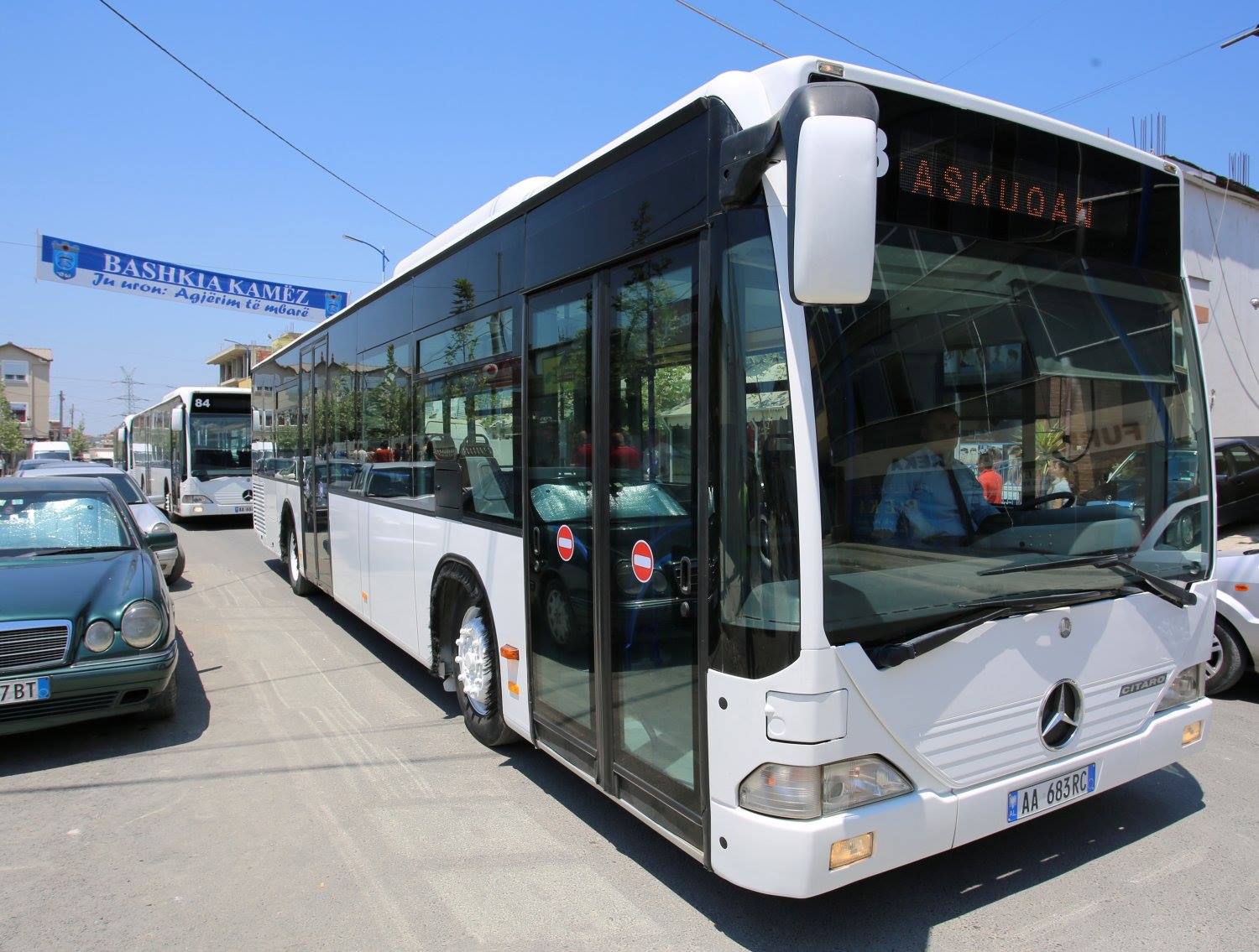 Pa asnjë paralajmërim, Bashkia e Kamzës vendos rritjen e çmimit të biletës dhe abonesë për dy linja urbane