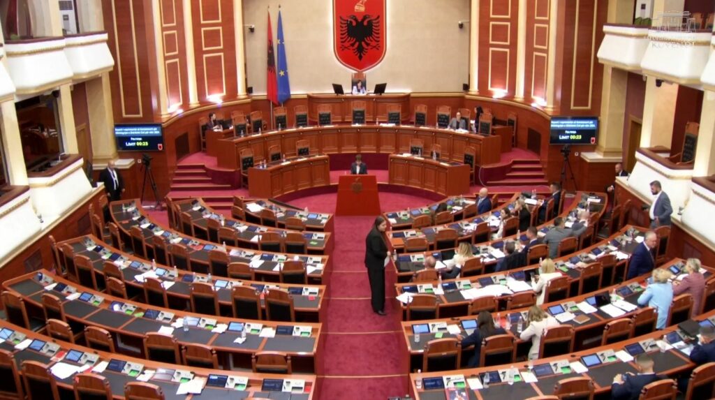 PS refuzoi ngritjen e dy komisioneve hetimore, PD mbledh sot grupin parlamentar