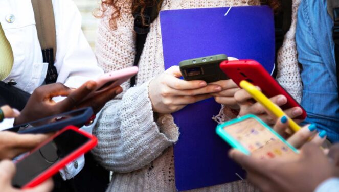 Të rinjtë japonezë kufizojnë përdorimin e telefonit në vetëm 2 orë në ditë
