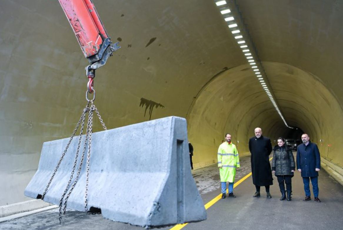 Gazetarja nxjerr faktet: Fryrja e faturës së punimeve në Tunelin e Llogarasë ishte planifikuar që nisje të procedurës