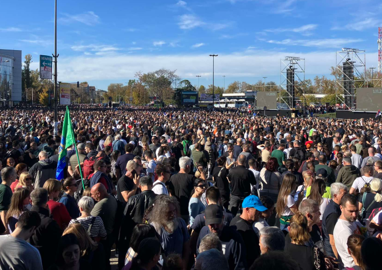 Një vit nga tragjedia në Novi Sad, mijëra qytetarë bllokojnë rrugët në Serbi