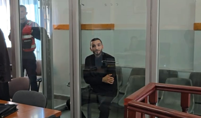 Vrau babain, 25 vjeçari shfaqet i buzëqeshur në gjykatë: Nuk e mbaj mend pse ndodhi
