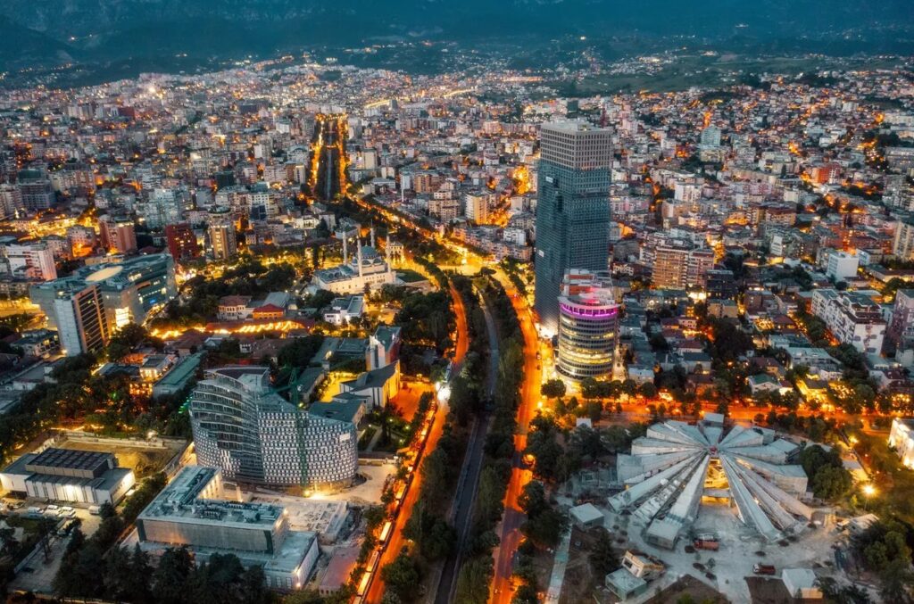 Kullat përveçse po zgjerohen më tej në Tiranë, tashmë po “pushtojnë” dhe bregdetin