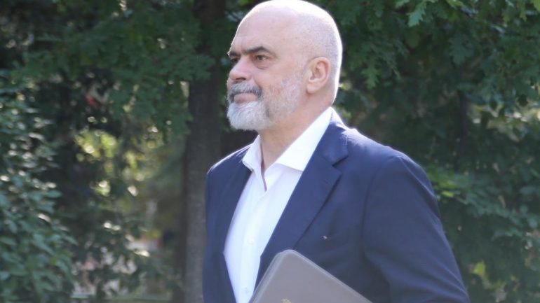 Rama mbledh deputetët e Tiranës në selinë e PS