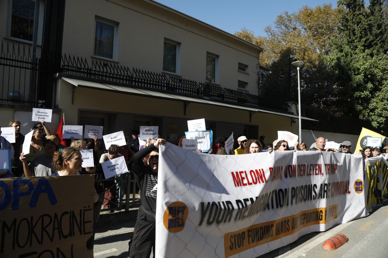 Dy vite nga pakti Rama-Meloni, qytetarë dhe aktivistë të huaj protestojnë në Tiranë dhe Lezhë