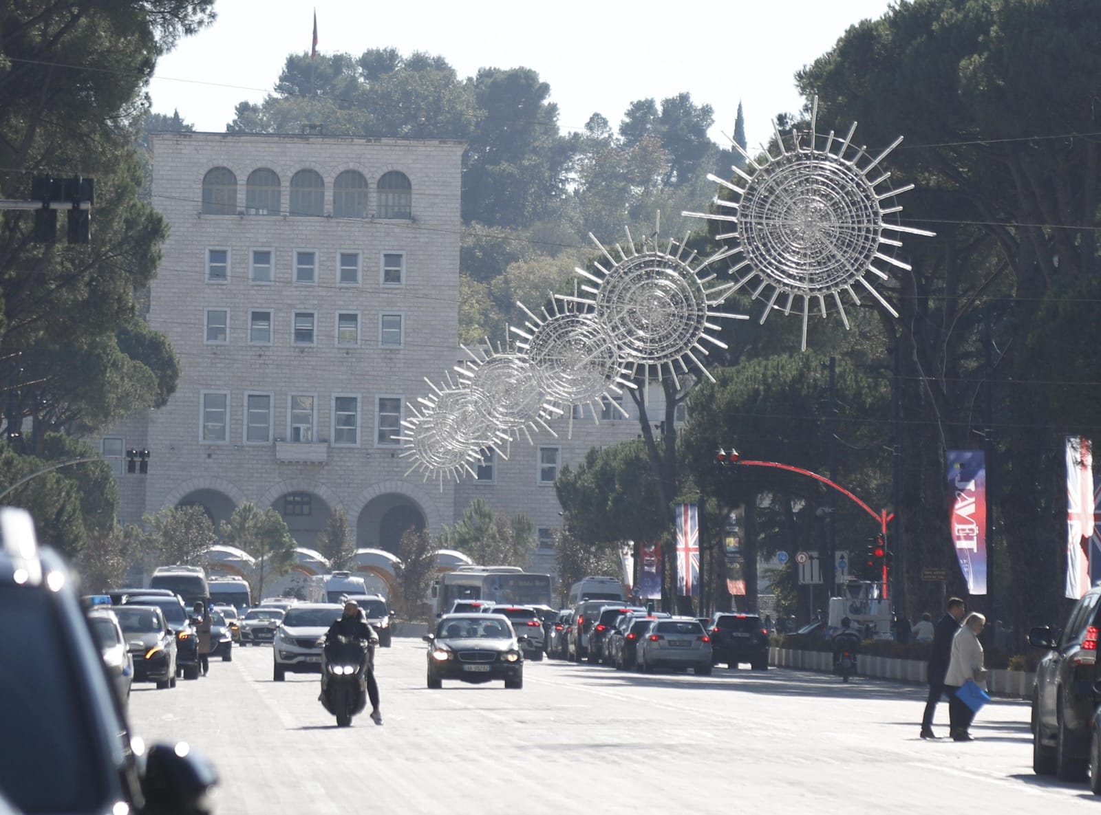 FOTOLAJM/ Pas urdhrit të Veliajt, nis dekorimi i Tiranës për festat e fundvitit