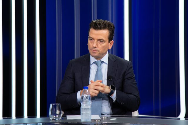 Shehaj nxjerr VIDEO-n: Shikoni Pacollin që tregon si Balluku ndan tenderat në zyrë