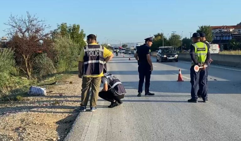 Aksident i rëndë në Cërrik, kamioni përplas për vdekje këmbësorin