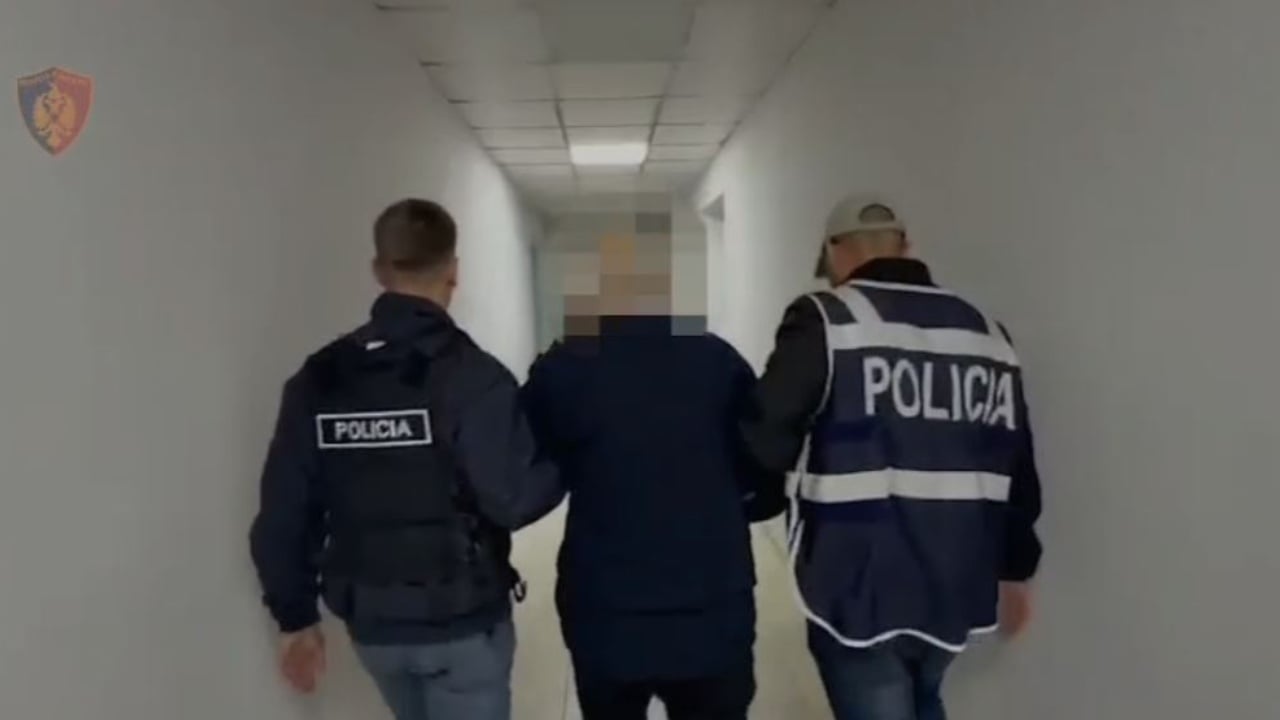 U merrte para pacientëve për të kryer ekot, arrestohet mjeku në Fier! Në banesë i gjenden shuma të mëdha parash