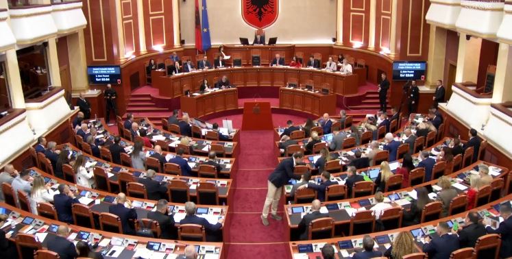 Kuvendi rrëzon kërkesën e PD-së për interpelancë me Ballukun, Peleshi: Çështje nën hetim! Zv.kryeministrja mungon në seancë