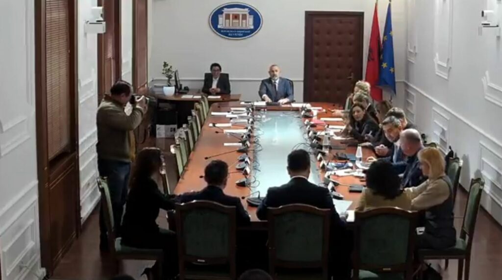 Komisioni i Ligjeve miraton në parim projektbuxhetin 2026, opozita nuk merr pjesë në mbledhje