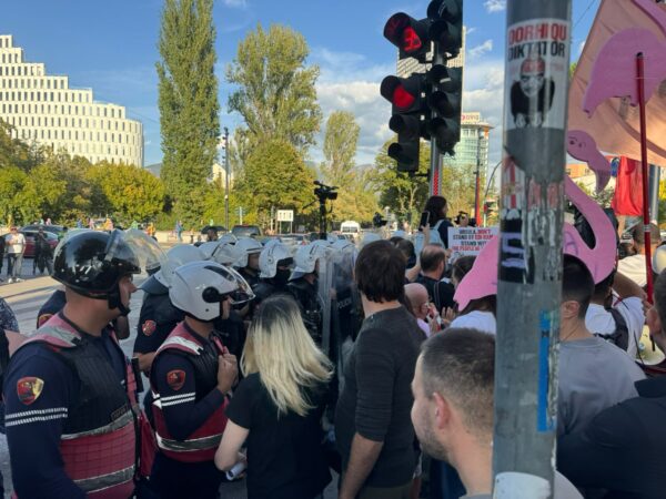 Rama pret në Kryeministri Von del Leyen  qytetarët protestojnë  Policia tenton shpërndarjen e tyre